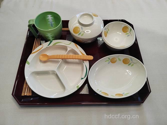 老年痴呆病人宜用颜色鲜艳的餐具