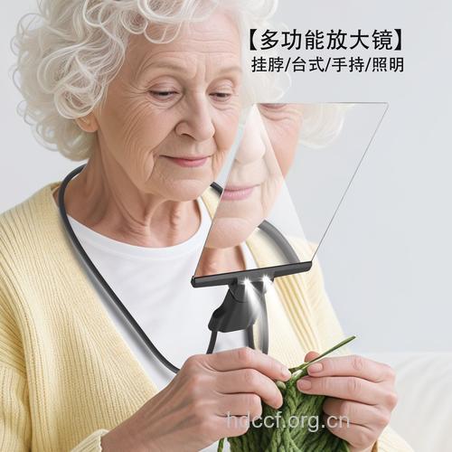 新型放大镜助老人轻松阅读