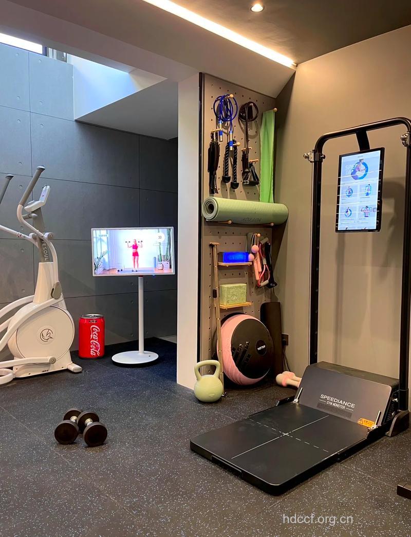 自创“健身房”运动