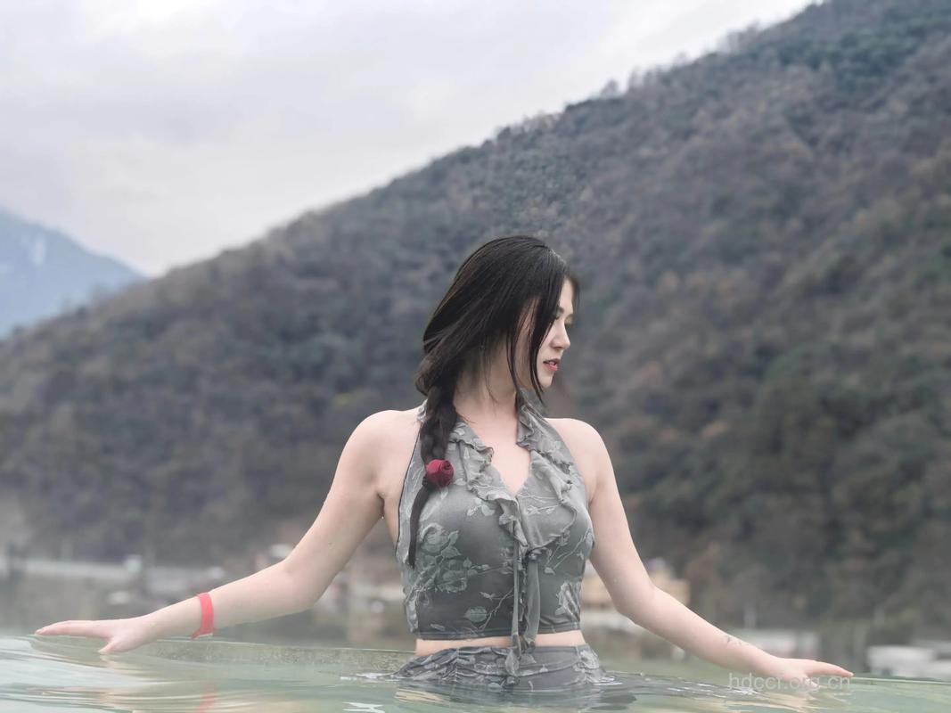 美女冬天泡温泉美容瘦身