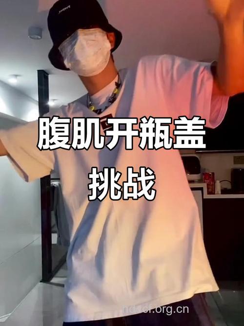 一个瓶子一套动作 虐出强健腹肌