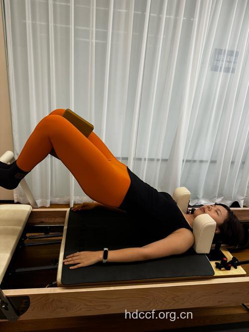 做家务也能美腿翘臀 推荐四组动作