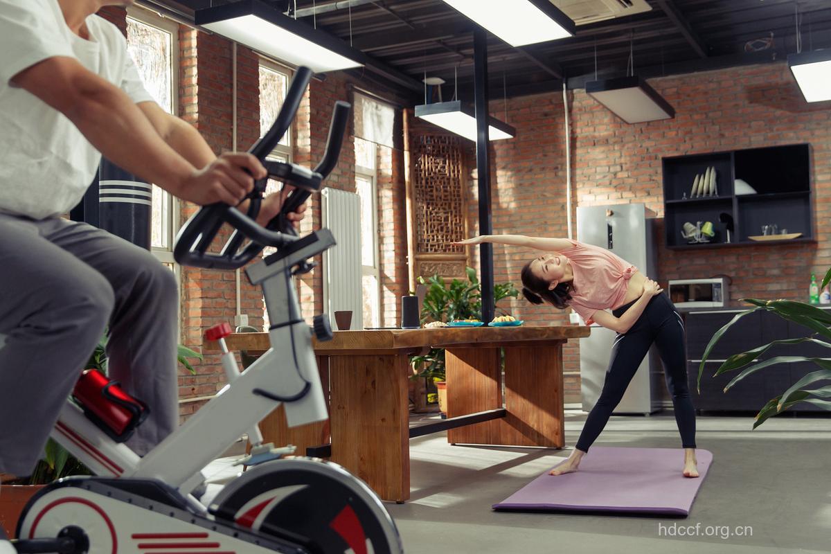 办公一族 坐在椅子上健身