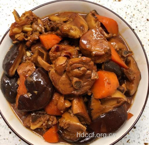 适合癌症患者的食谱:胡萝卜炒香菇