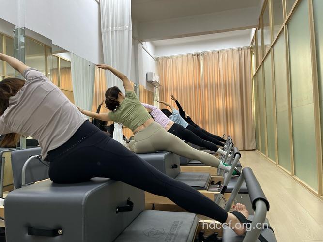 卧室健身轻松瘦腰提臀