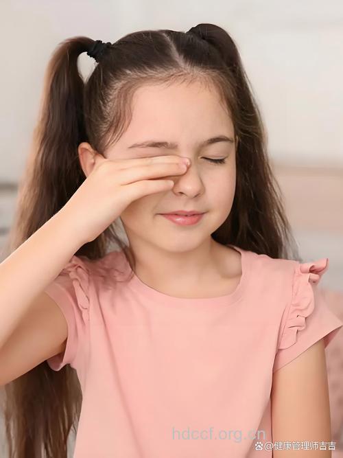 小孩常揉眼睛 小心患了颈椎病!