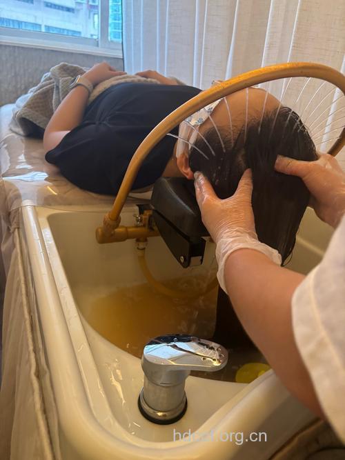 颈椎病的氡泉浸浴疗法