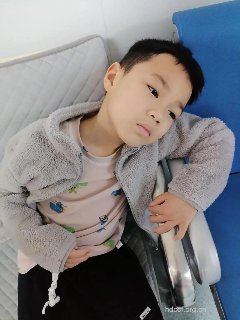 与疾病抗争的坚强少年