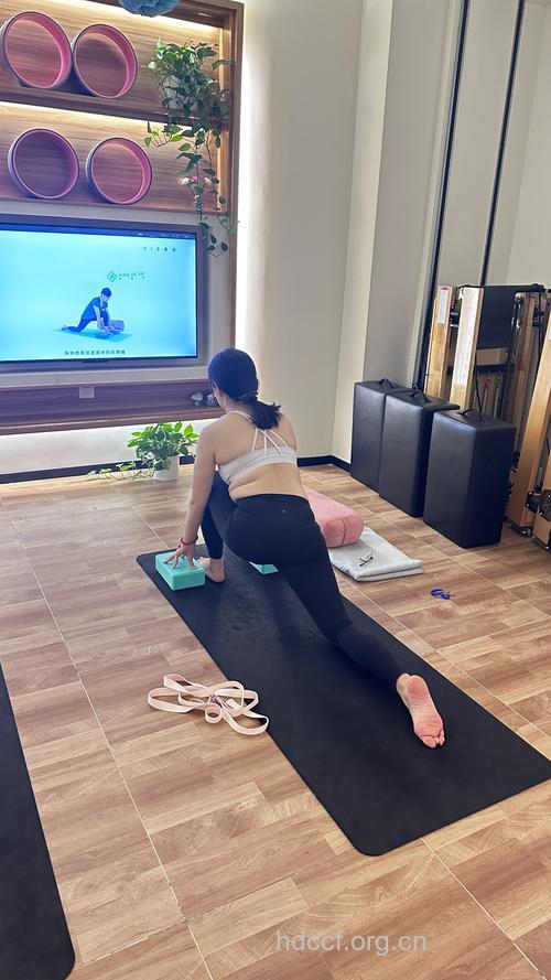 宅女典型的居家瑜珈动作
