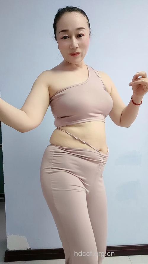 产后妈妈跳肚皮舞又健身又塑身