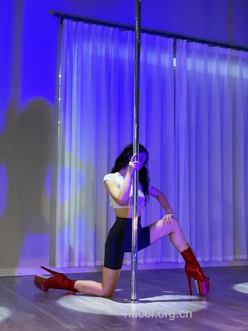 钢管舞首席教练依繁酥胸半露具体了解一下