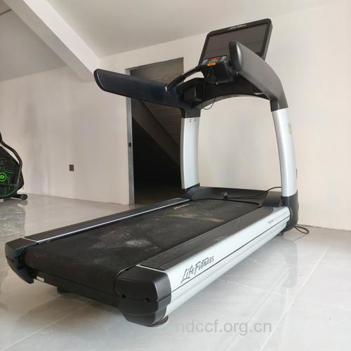 收腹挺胸效果最佳的运动器材-跑步机