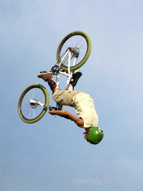 塑身有道 自行车上飞