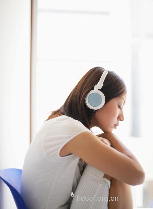 戴着耳机听音乐小心耳鸣