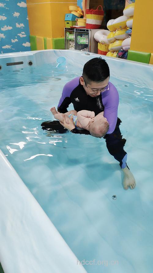 宝宝的水中健身操