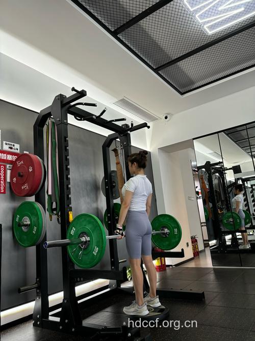 上班族的最爱――杠铃美胸