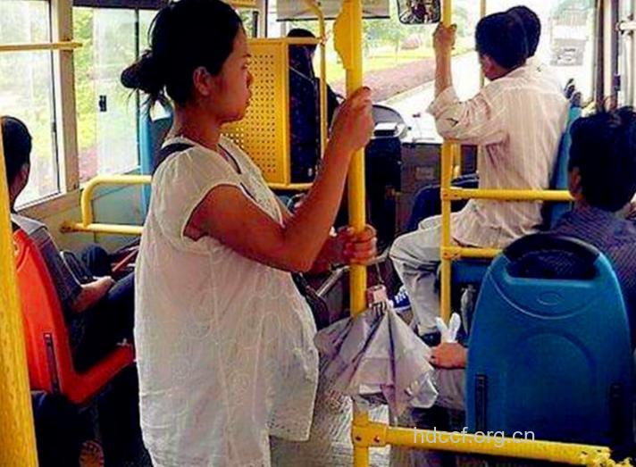 孕妇乘公交车 站一站也好