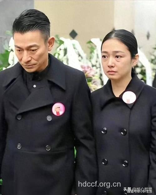 朱丽倩怀孕三个月挺大肚逛街 刘德华下周问鼎金马影帝