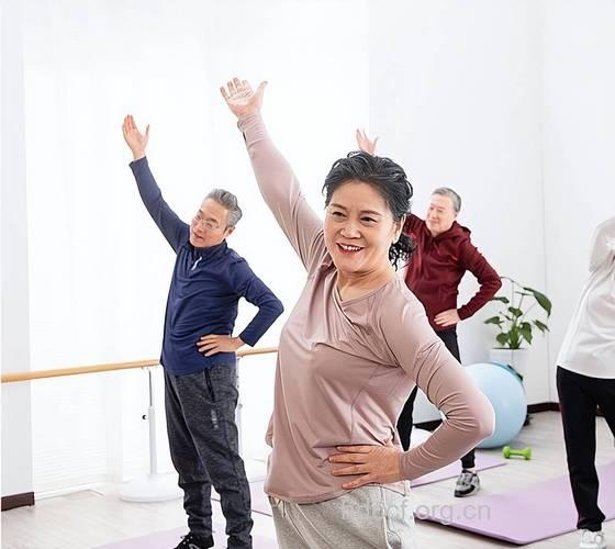 老人做好这些动作能延长寿命