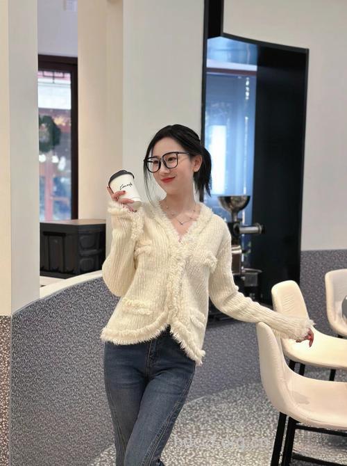 夏天穿毛衣毛裤的女人