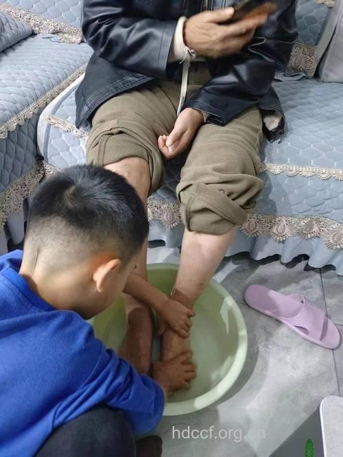 睡前捶背 帮助老人入睡