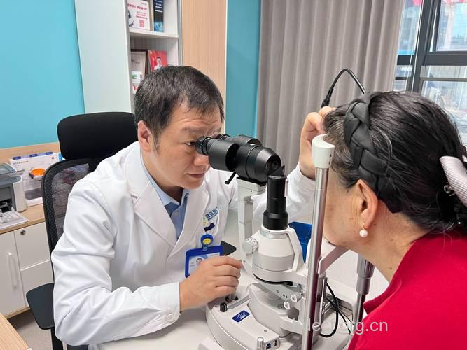 眼科专家为白内障患者排忧解难
