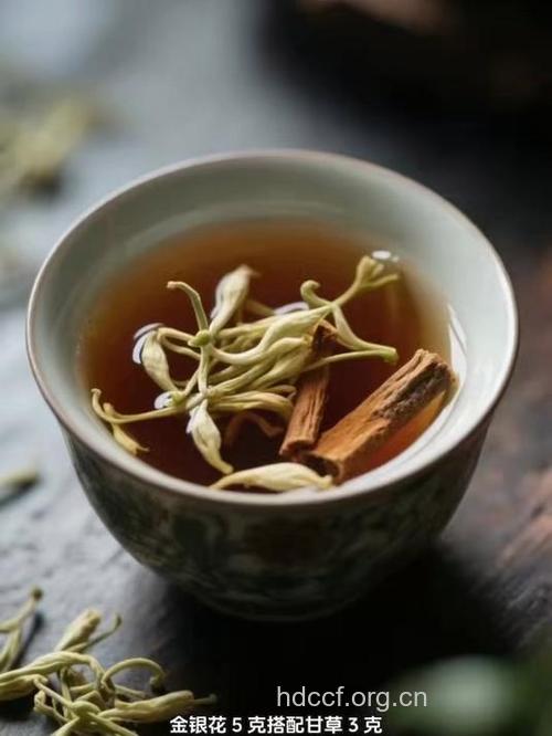 口腔溃疡偏方 金银花煲水漱口