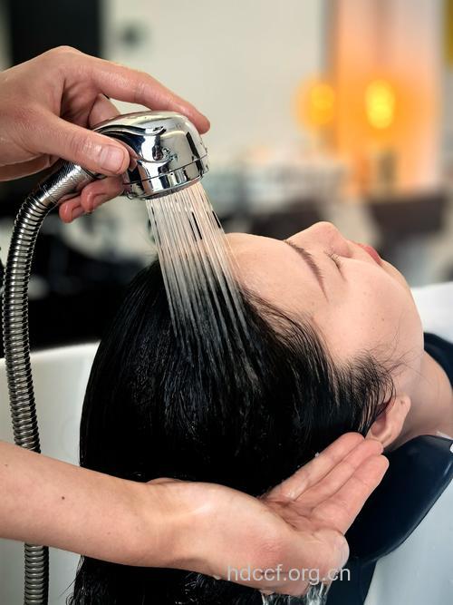 治疗冬季头发出油 用淘米水洗头