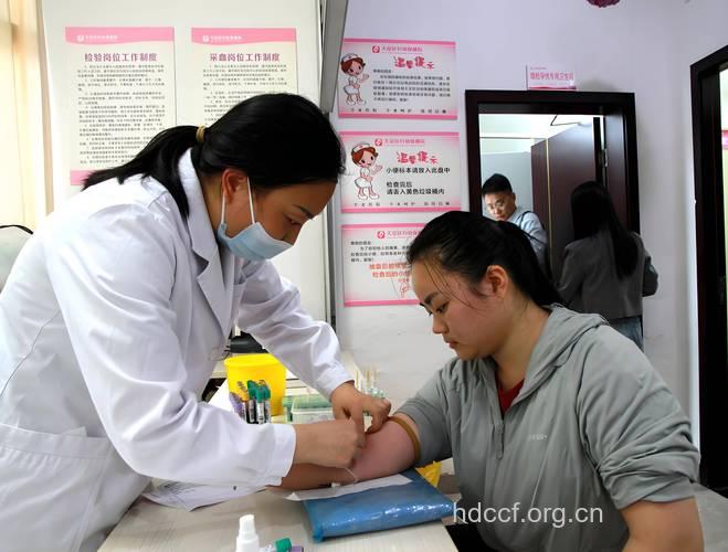 等待接受HIV监测的女子