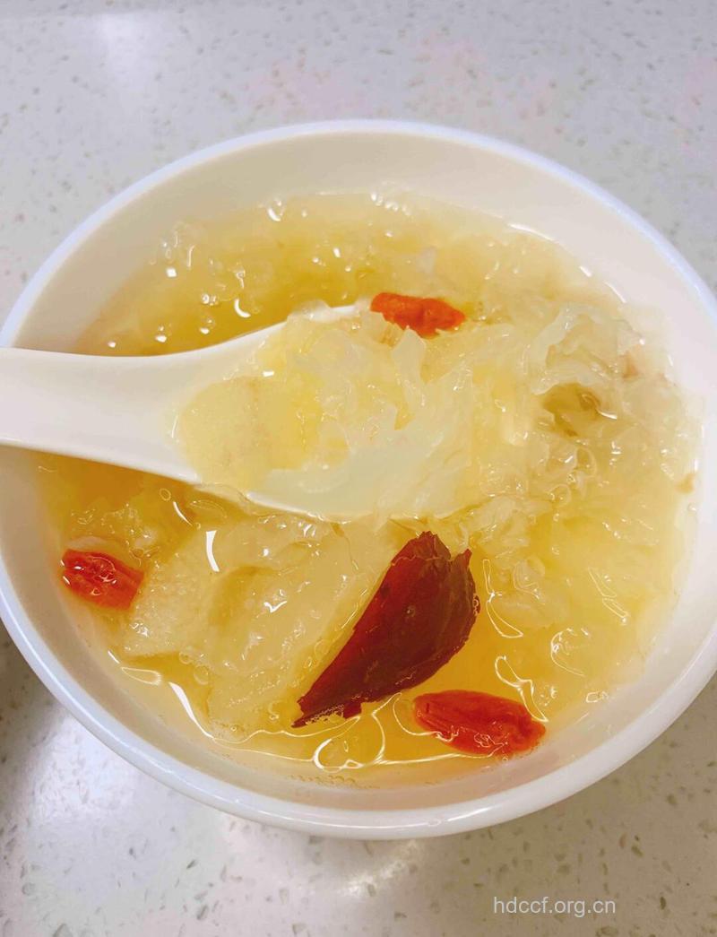 夏末秋初吃银耳 补水排毒美容