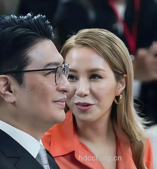 豪门贵妇徐子淇探望艾滋病遗孤