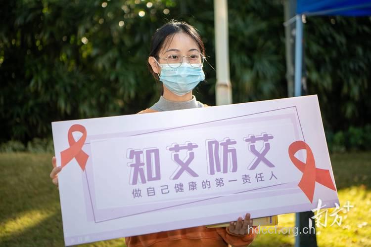 艾滋感染者携健康爱侣与公众和媒体见面