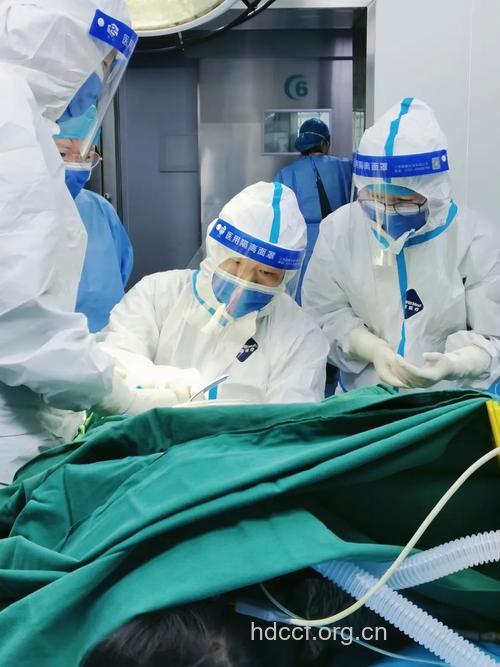 医生给艾滋患者做手术