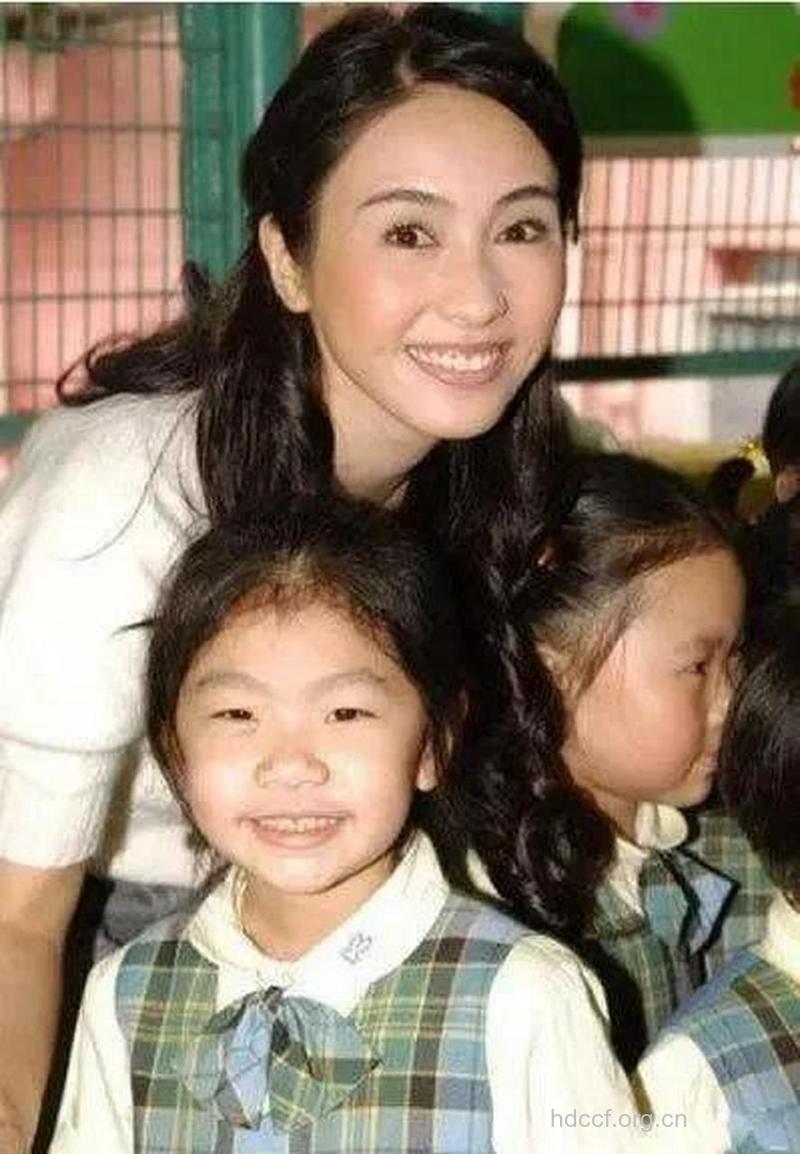 黎姿试管婴儿生下双胞胎遭“追捧”