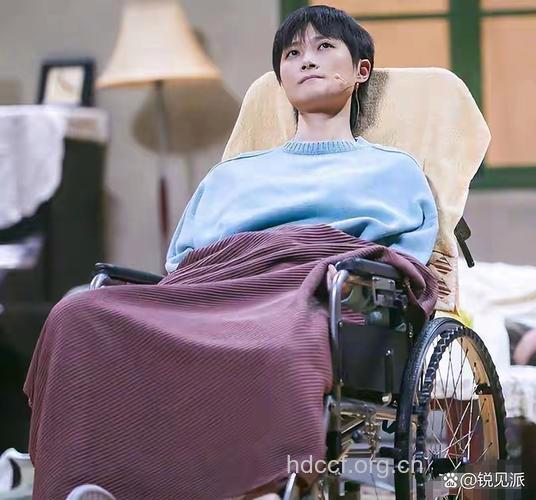 李宇春呼吁全国上下齐抗艾