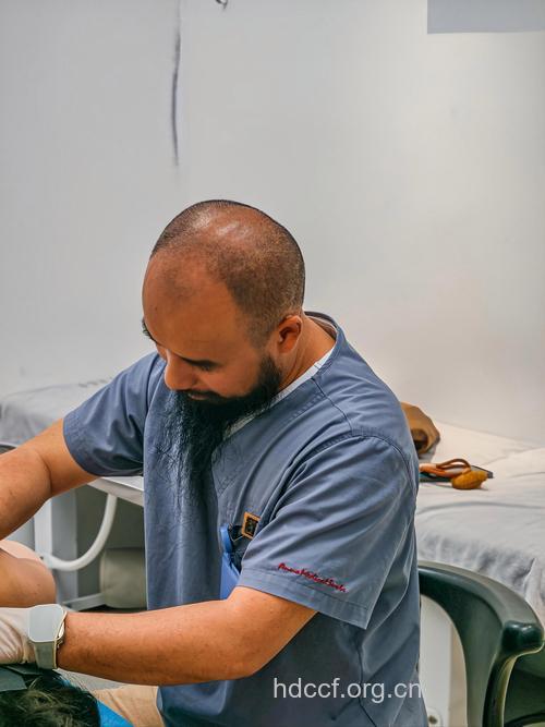 非洲传统治疗师是怎么治疗艾滋病的？