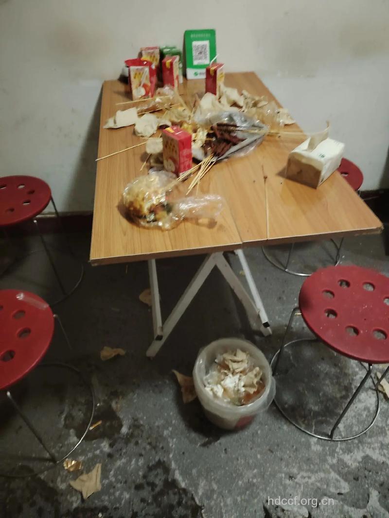 经常在办公桌吃饭的隐患