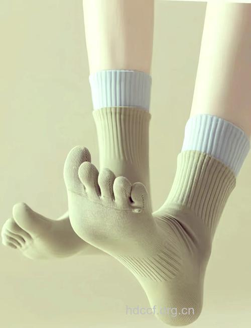 脚气常发瘙痒建议穿五指袜