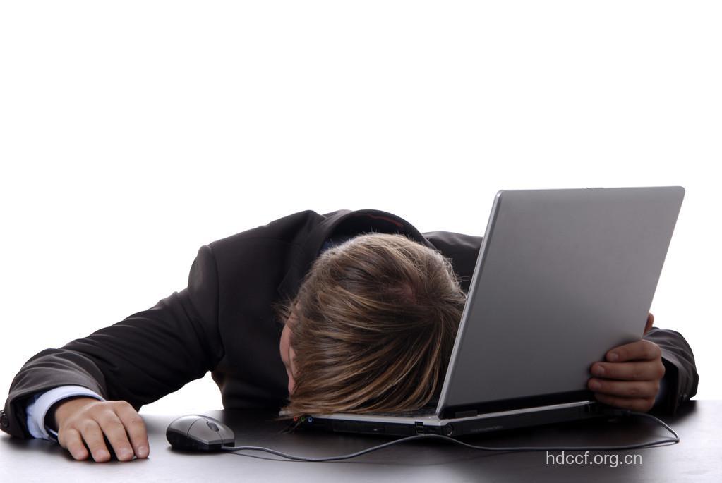 男人睡前用电脑的四大危害