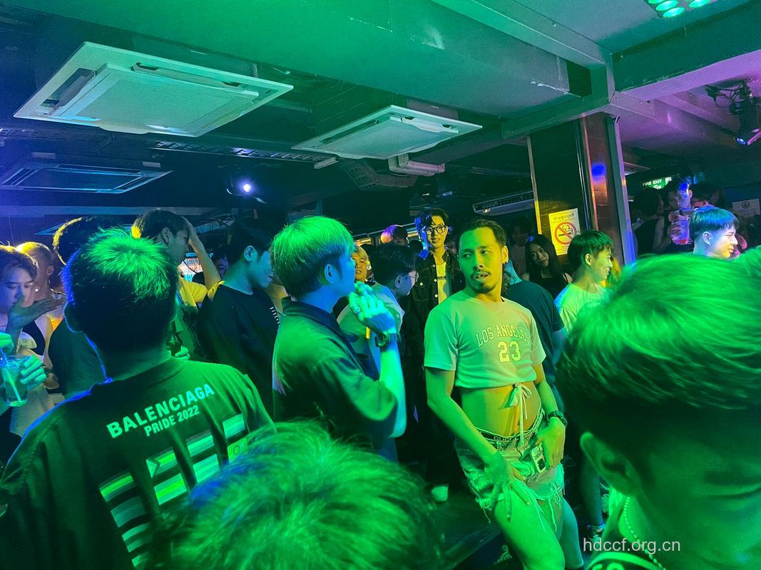 男同艾滋病患者 酒吧里的”香少”们