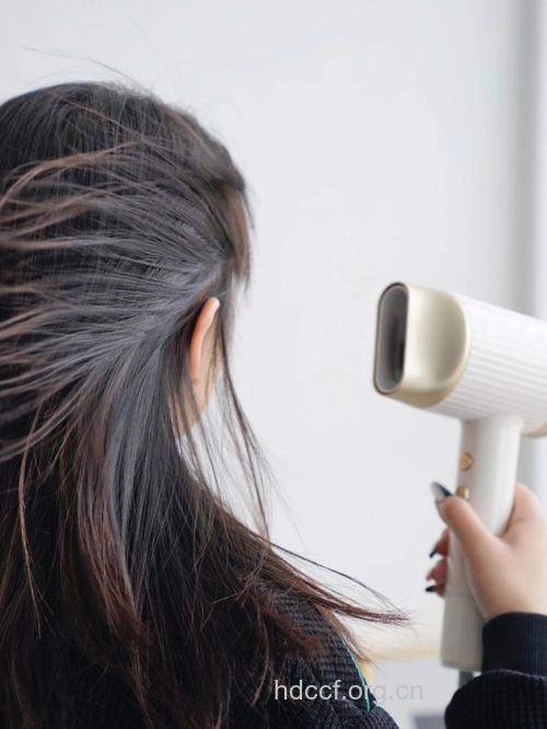 给头发吹个完美的风