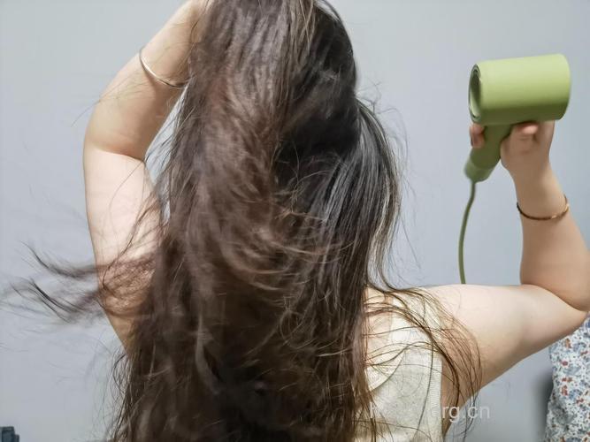 漂亮头发该不该用电吹风呢?