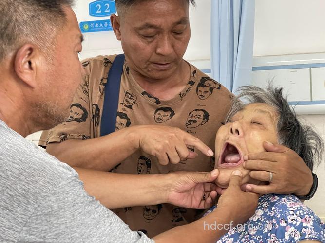 老人拔牙易引发意外