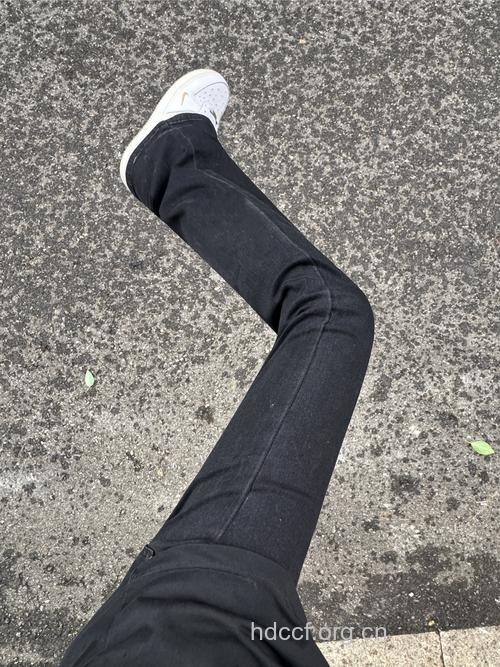 牛仔裤对皮肤下黑手