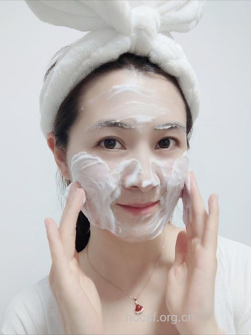 洗脸之后保湿可防青春痘