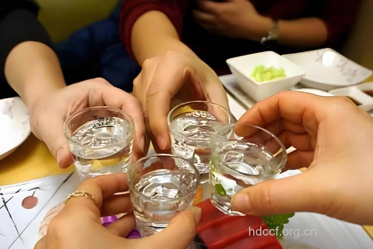 亲朋好友相聚，饮酒要把握好度