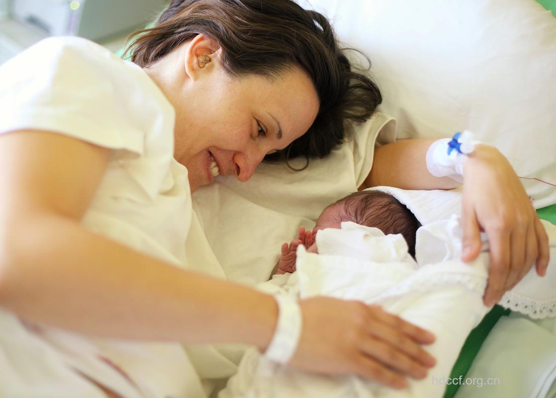 53岁高龄产妇诞下健康女婴