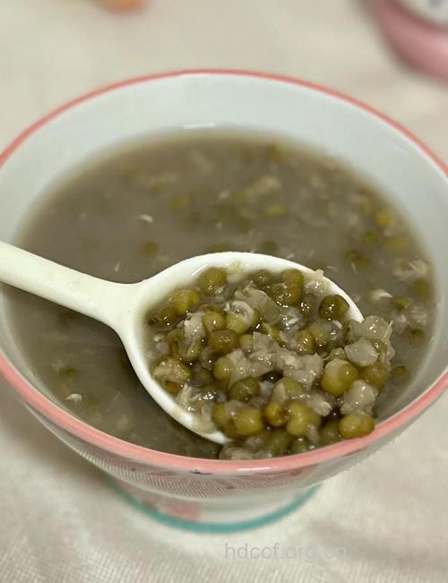 白癜风患者夏季养生多喝绿豆汤