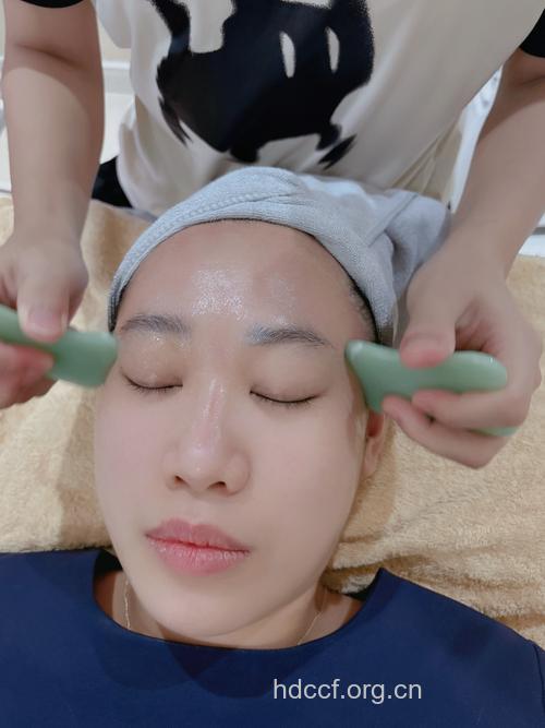面部刮痧能美容 美丽刮出来