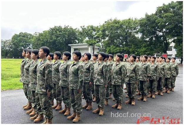 2009年广州征女兵:10名在读大学生进入面试